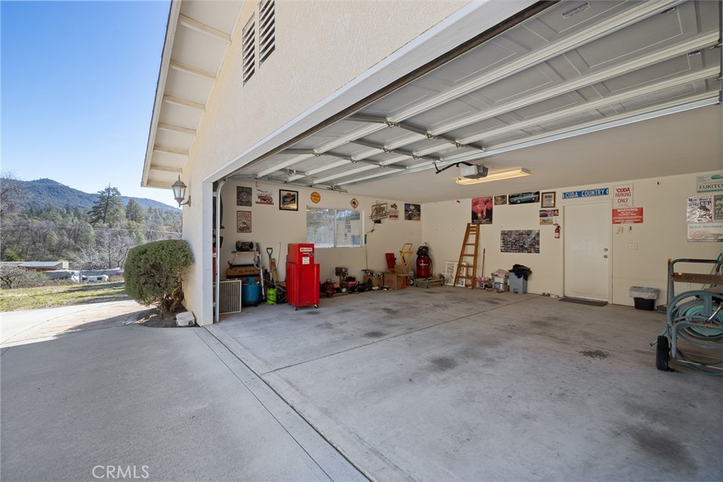 50174 Bissett Station Road Oakhurst, CA 93644 - Photo 36 of 75 Attached garage