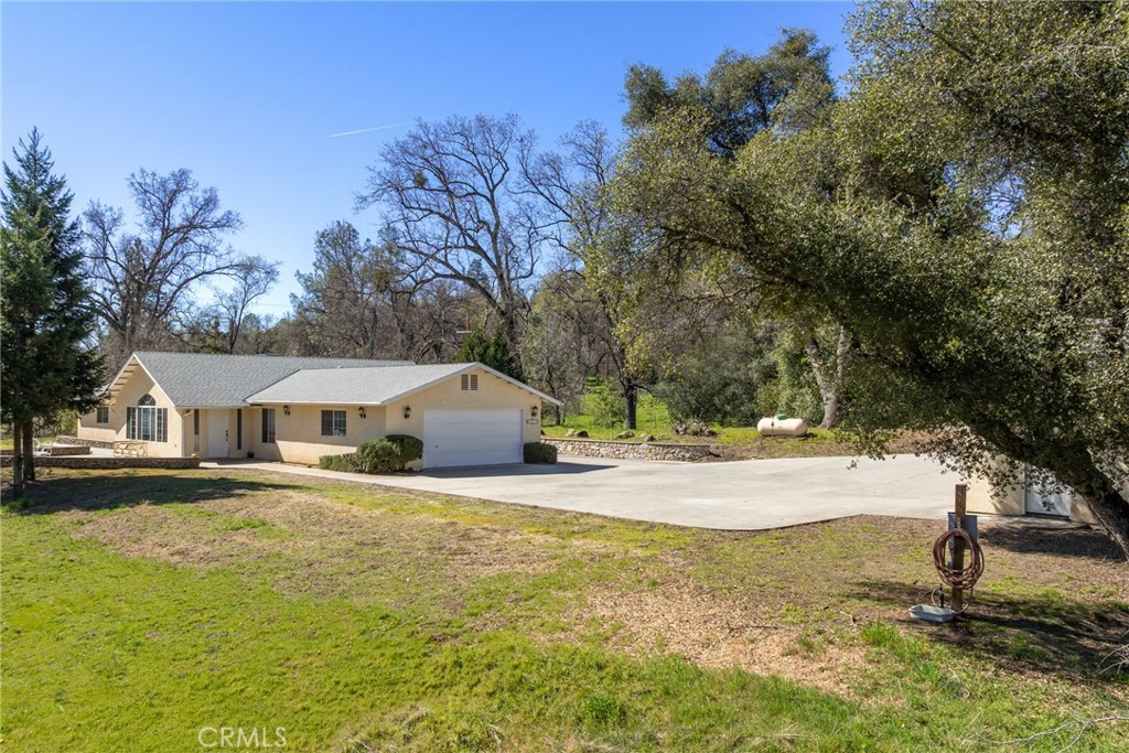 50174 Bissett Station Road Oakhurst, CA 93644 - Photo 70 of 75 a view of a yard with a house and large trees