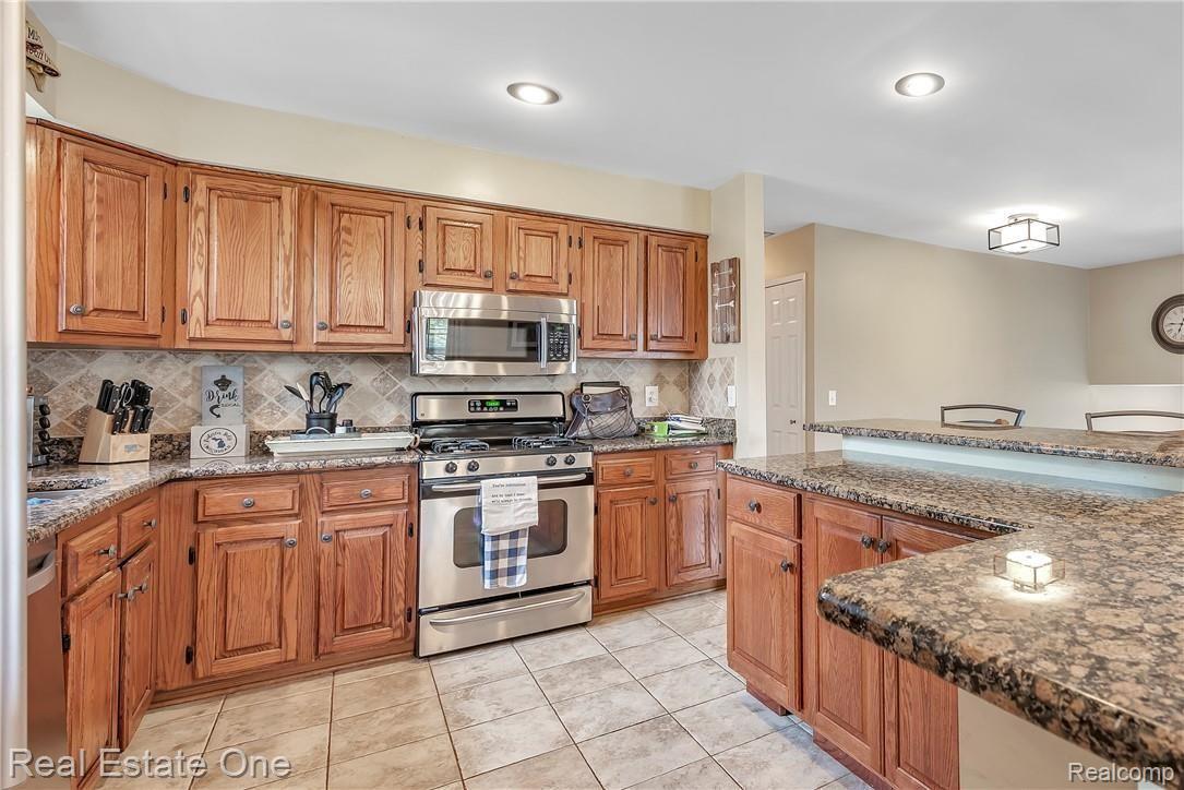 861 Downhill Lane Rochester, MI 48307 - Photo 16 of 44 861-Downhill-Ln-Rochester-Hills-MI-48307-windowstill-18.jpg