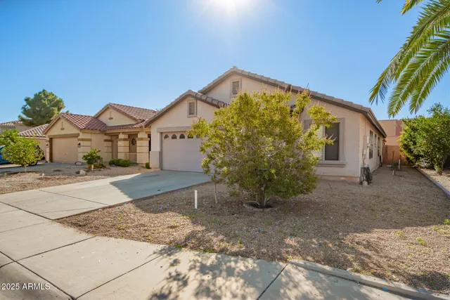 a view of a house with backyard