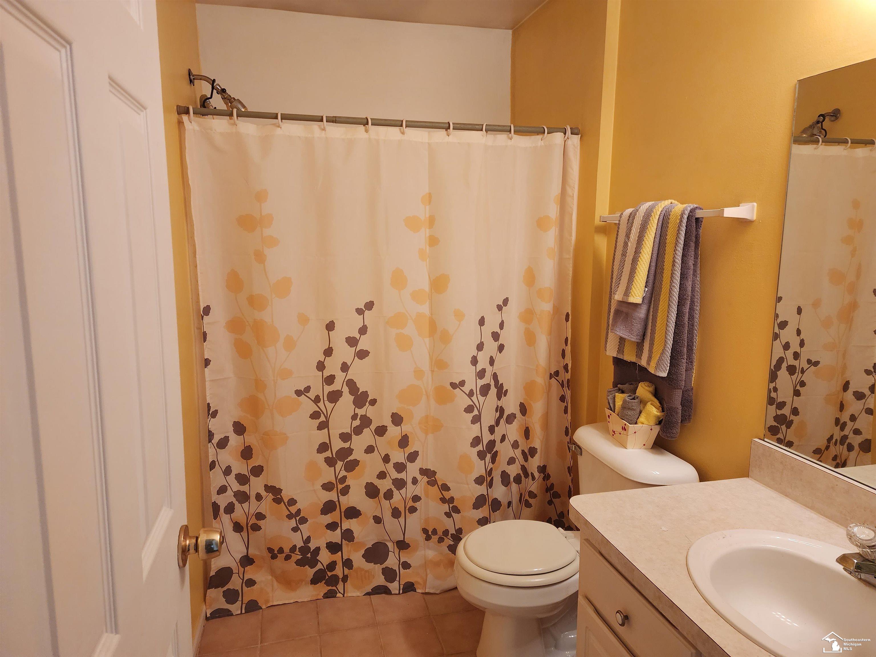 15539 Rutherford Boulevard Monroe, MI 48161 - Photo 11 of 17 Guest BAthroom