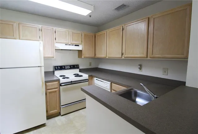 $1,400 | 4001 Crockers Lake Boulevard, Unit 1023, Sarasota, FL 34238