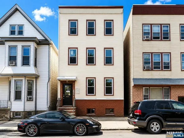 $2,300 | 422 John Street, Unit 1, East Newark, NJ 07029