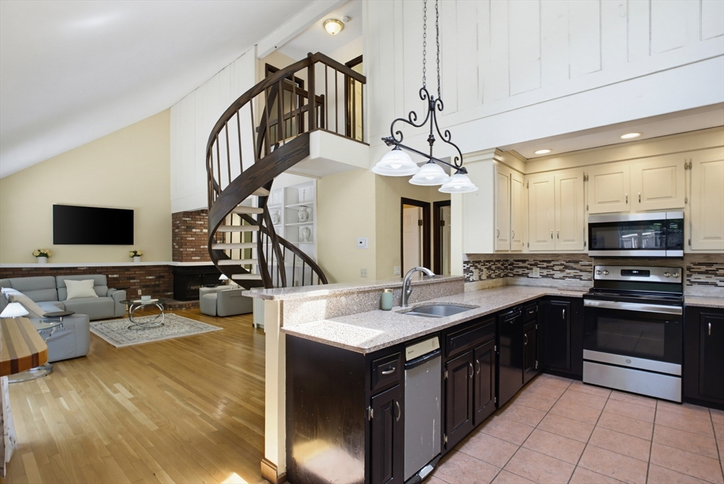 47 Old Village Road Sturbridge, MA 01566 - Photo 7 of 42
