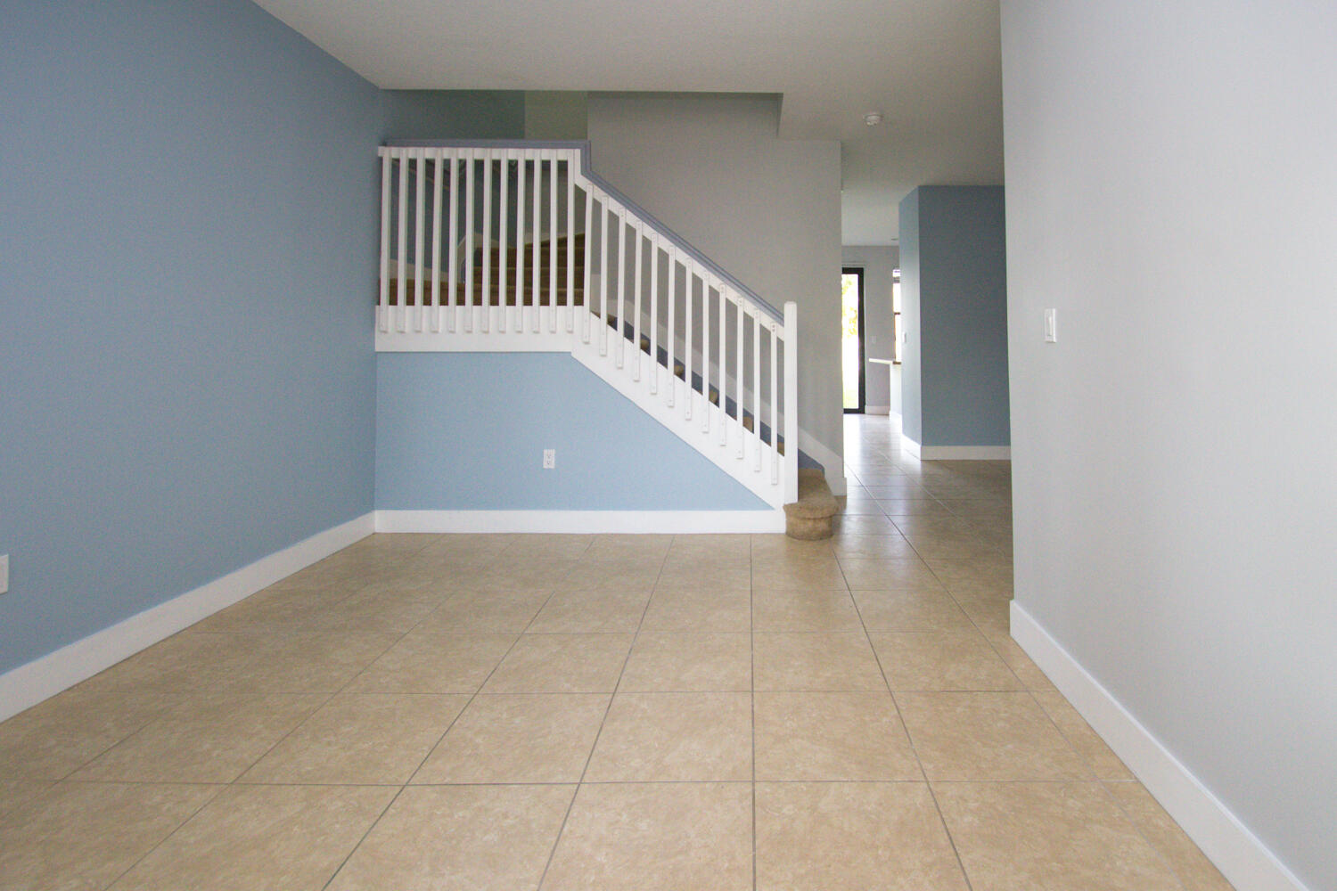 6022 Pine Tree Way Riviera Beach, FL 33410 - Photo 3 of 18 Living Room