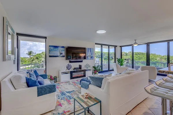 $895,000 | 5550 North Ocean Drive, Unit 3C, Singer Island, FL 33404