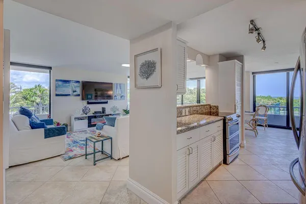 $895,000 | 5550 North Ocean Drive, Unit 3C, Singer Island, FL 33404