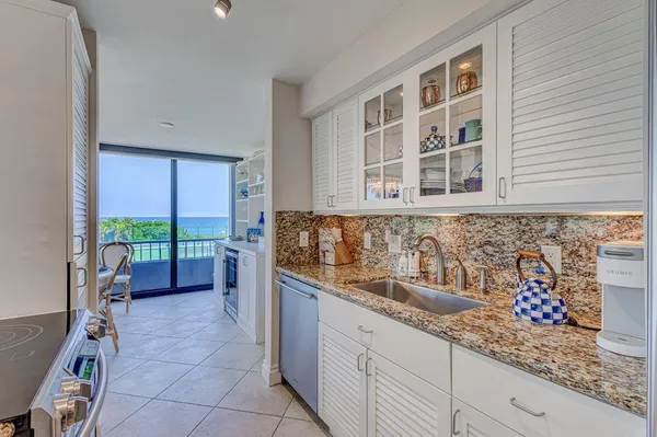 $895,000 | 5550 North Ocean Drive, Unit 3C, Singer Island, FL 33404