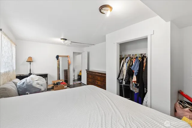 a bed room with a bed and a closet