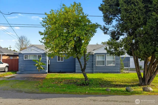 a view of a house with a backyard