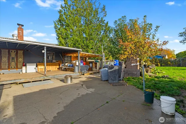 a view of yard with green space