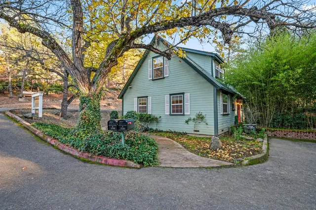 a view of a pathway with a yard
