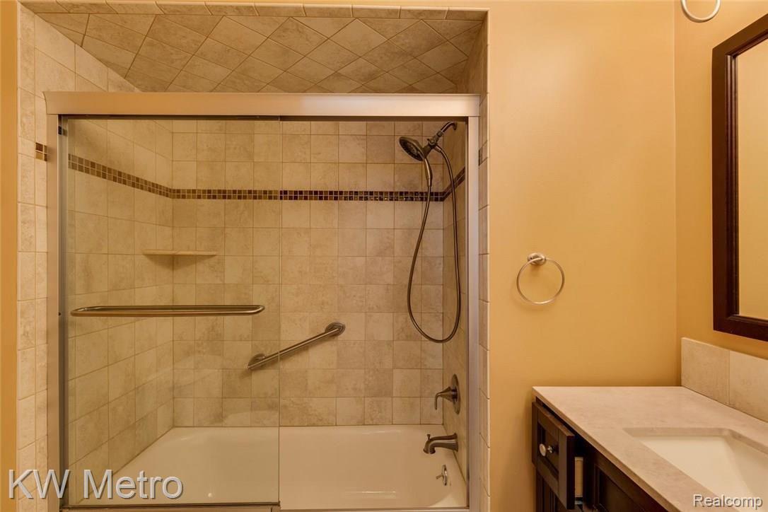 990 Golfview Court, Unit 5 Rochester, MI 48307 - Photo 16 of 25 990 Golfview Court 5 Rochester-large-016-14-Bathroom-1500x1000-72dpi.jpg