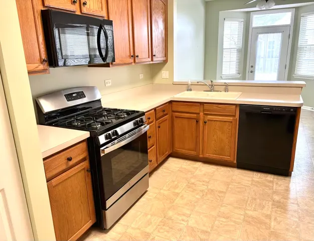 $277,500 | 21253 Legion Lake Court, Crest Hill, IL 60403