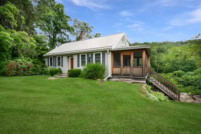 a view of a house with backyard and garden