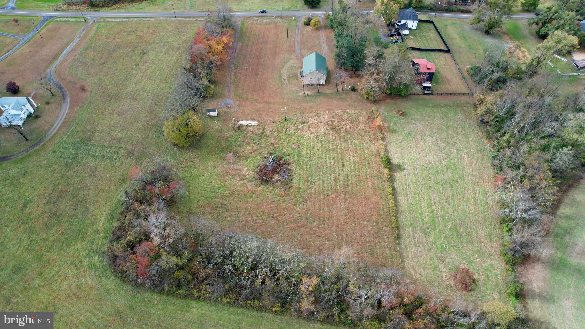 7035 Leeds Manor Road Marshall, VA 20115 - Photo 5 of 17 a backyard of a house with lots of green space