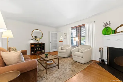 $925,000 | 5 Salem Way, Glen Head, NY 11545