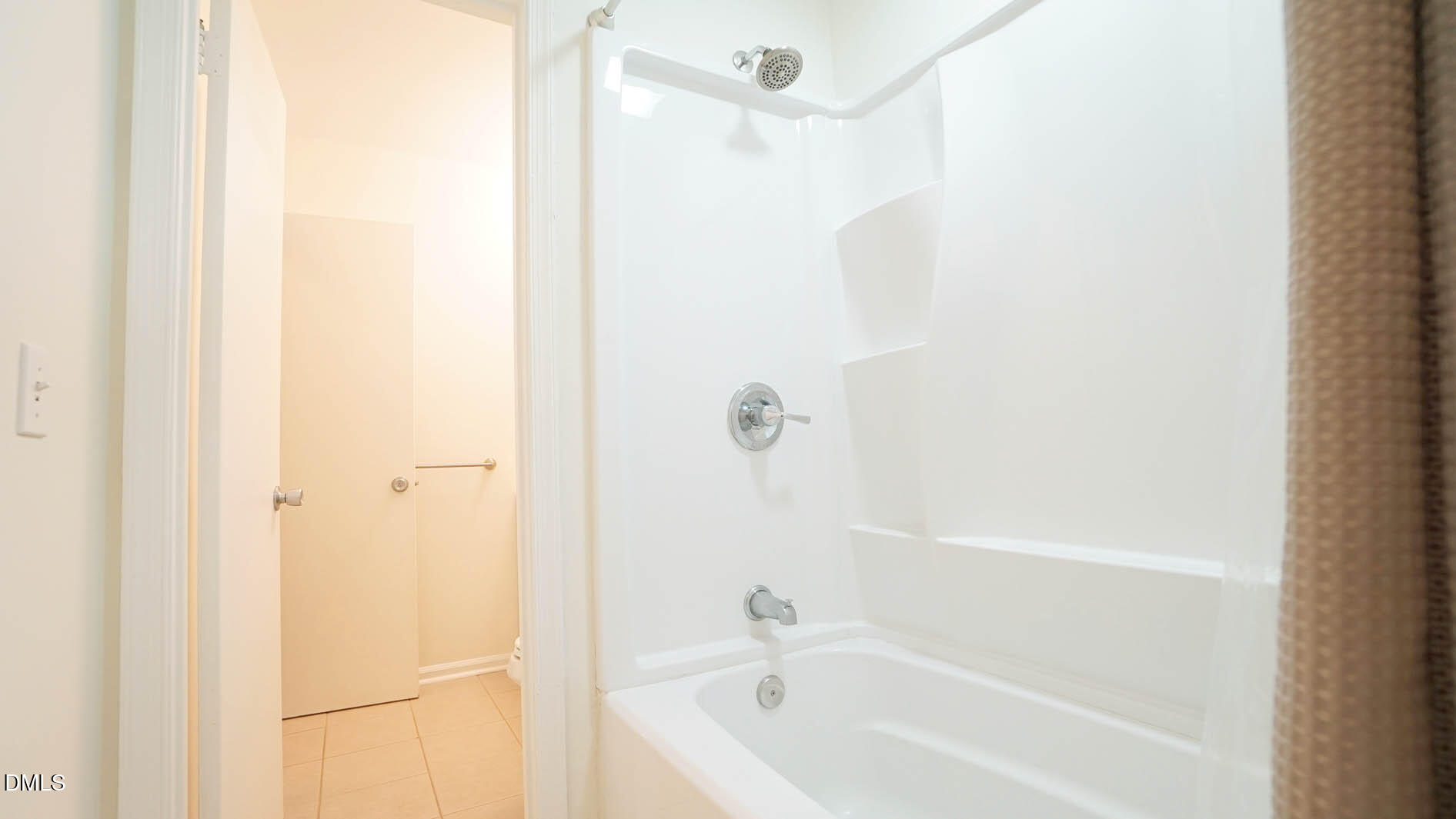 812 Havenwood Court Raleigh, NC 27615 - Photo 18 of 32 a bathroom with a bathtub
