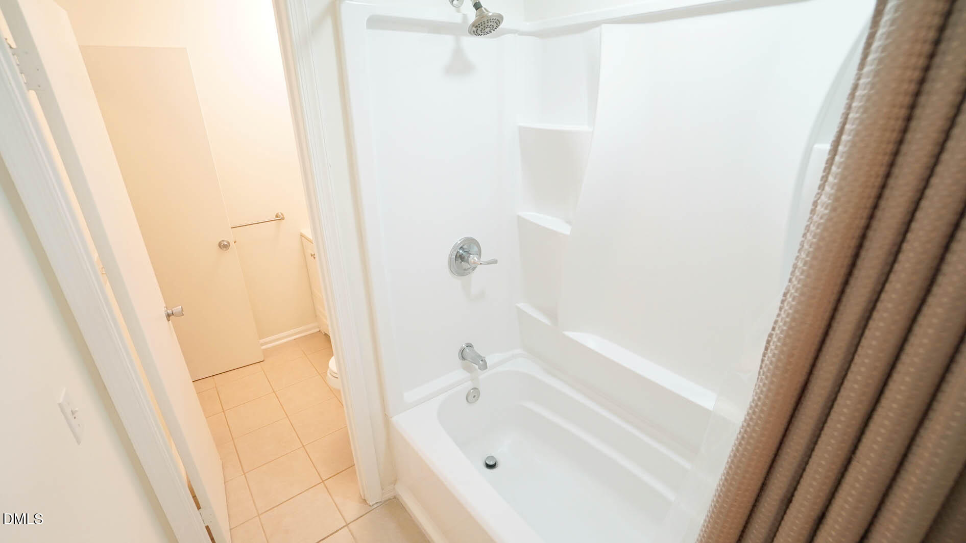 812 Havenwood Court Raleigh, NC 27615 - Photo 19 of 32 a bathroom with a bathtub