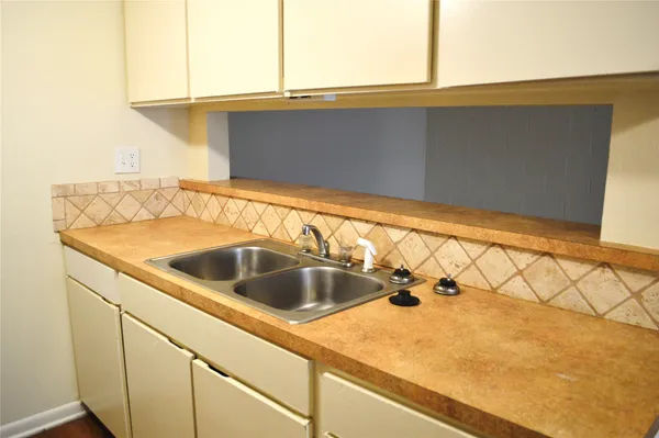 $800 | 4709 Harmon Avenue, Unit 409, Austin, TX 78751