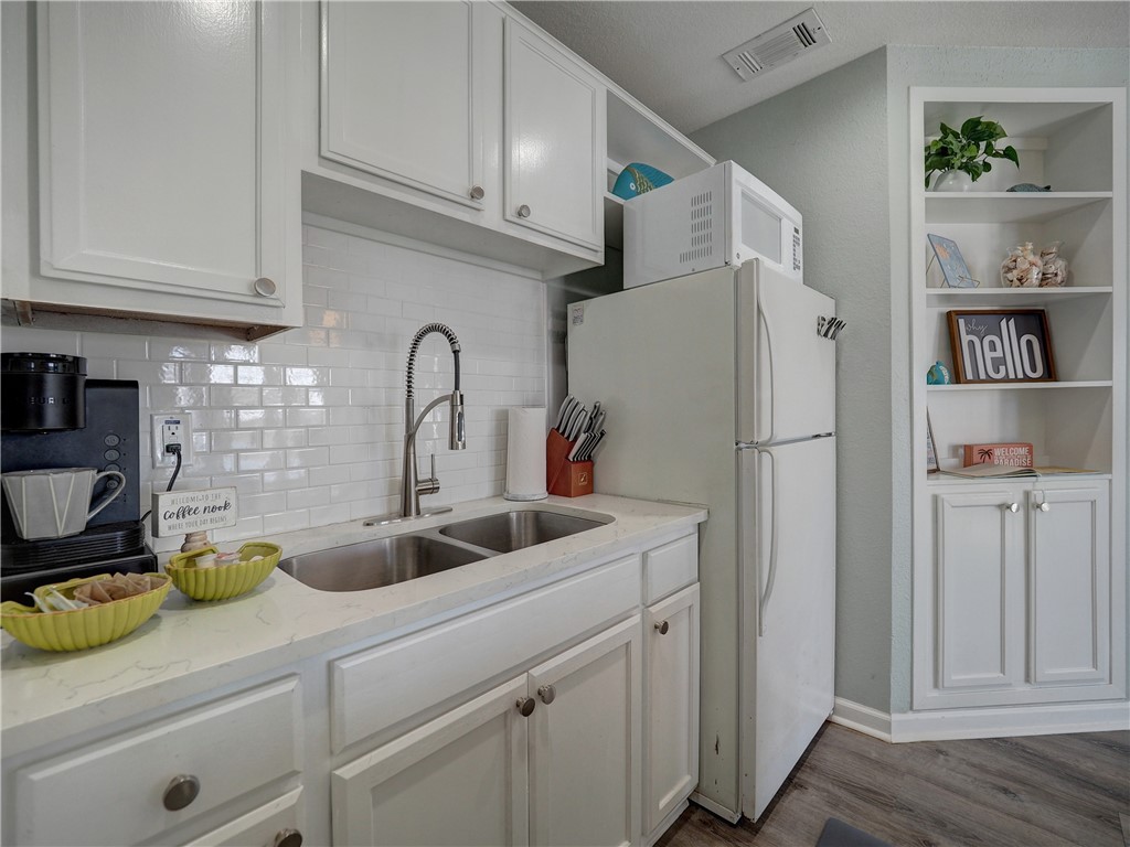 14721 Whitecap Boulevard, Unit 337 Corpus Christi, TX 78418 - Photo 11 of 28 Deep, double sinks.