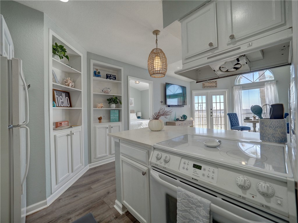 14721 Whitecap Boulevard, Unit 337 Corpus Christi, TX 78418 - Photo 12 of 28 Kitchen looking to living area.