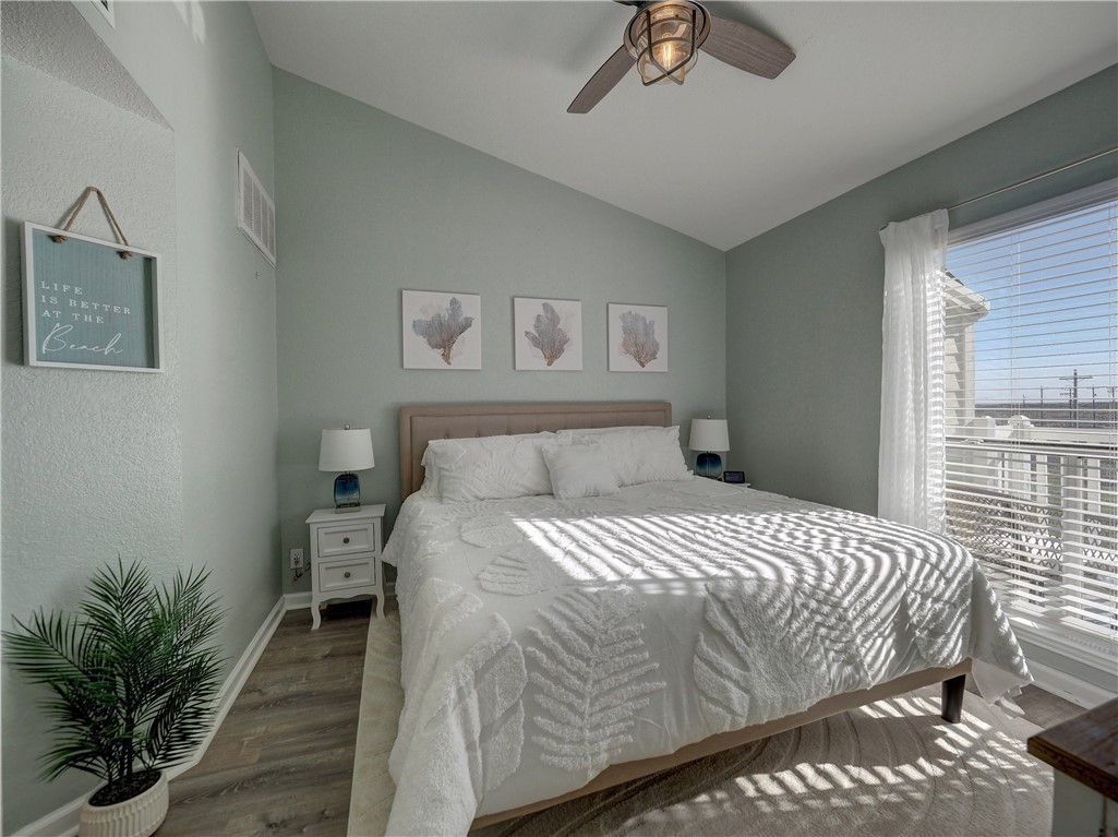 14721 Whitecap Boulevard, Unit 337 Corpus Christi, TX 78418 - Photo 13 of 28 King size bed.