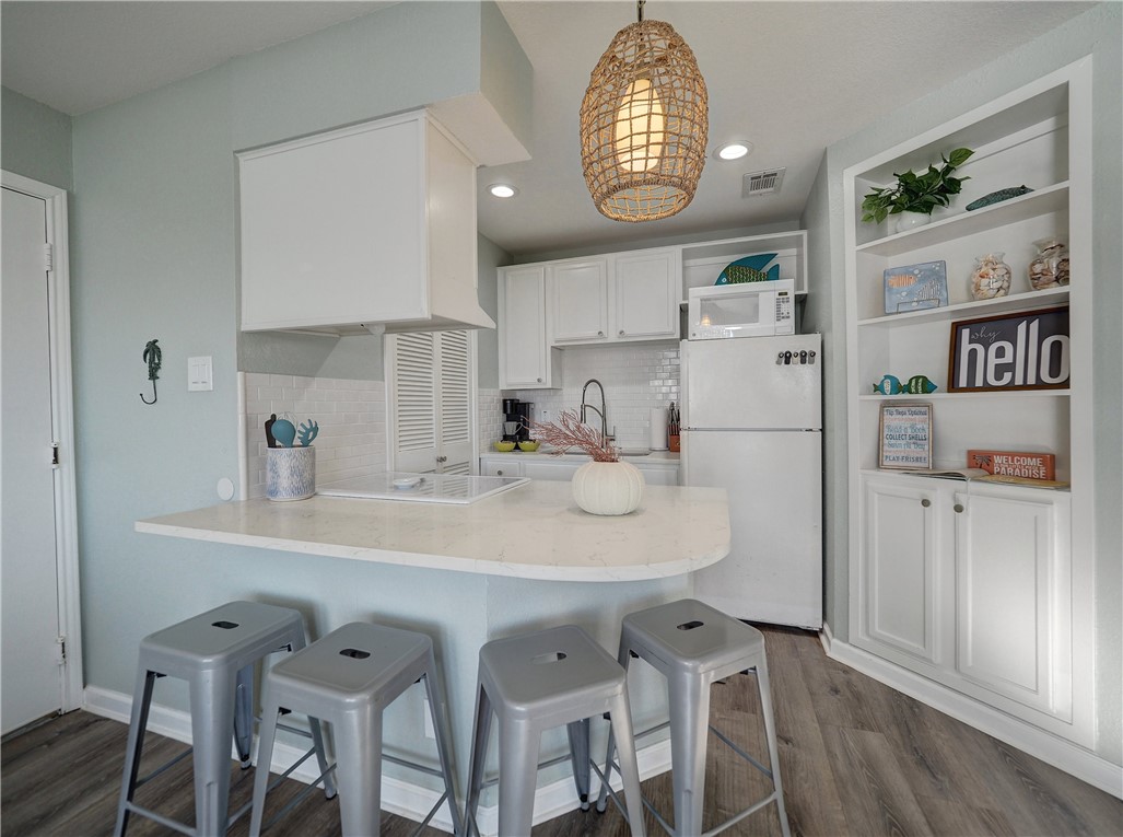 14721 Whitecap Boulevard, Unit 337 Corpus Christi, TX 78418 - Photo 8 of 28 Seating at the Breakfast Bar.