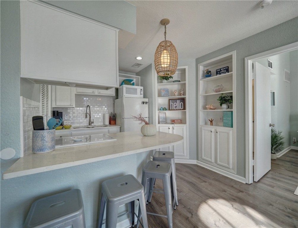 14721 Whitecap Boulevard, Unit 337 Corpus Christi, TX 78418 - Photo 9 of 28 Updated kitchen with built-ins