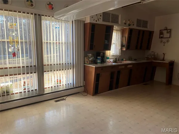 $129,900 | 905 Dean Street, Wilsonville, IL 62093