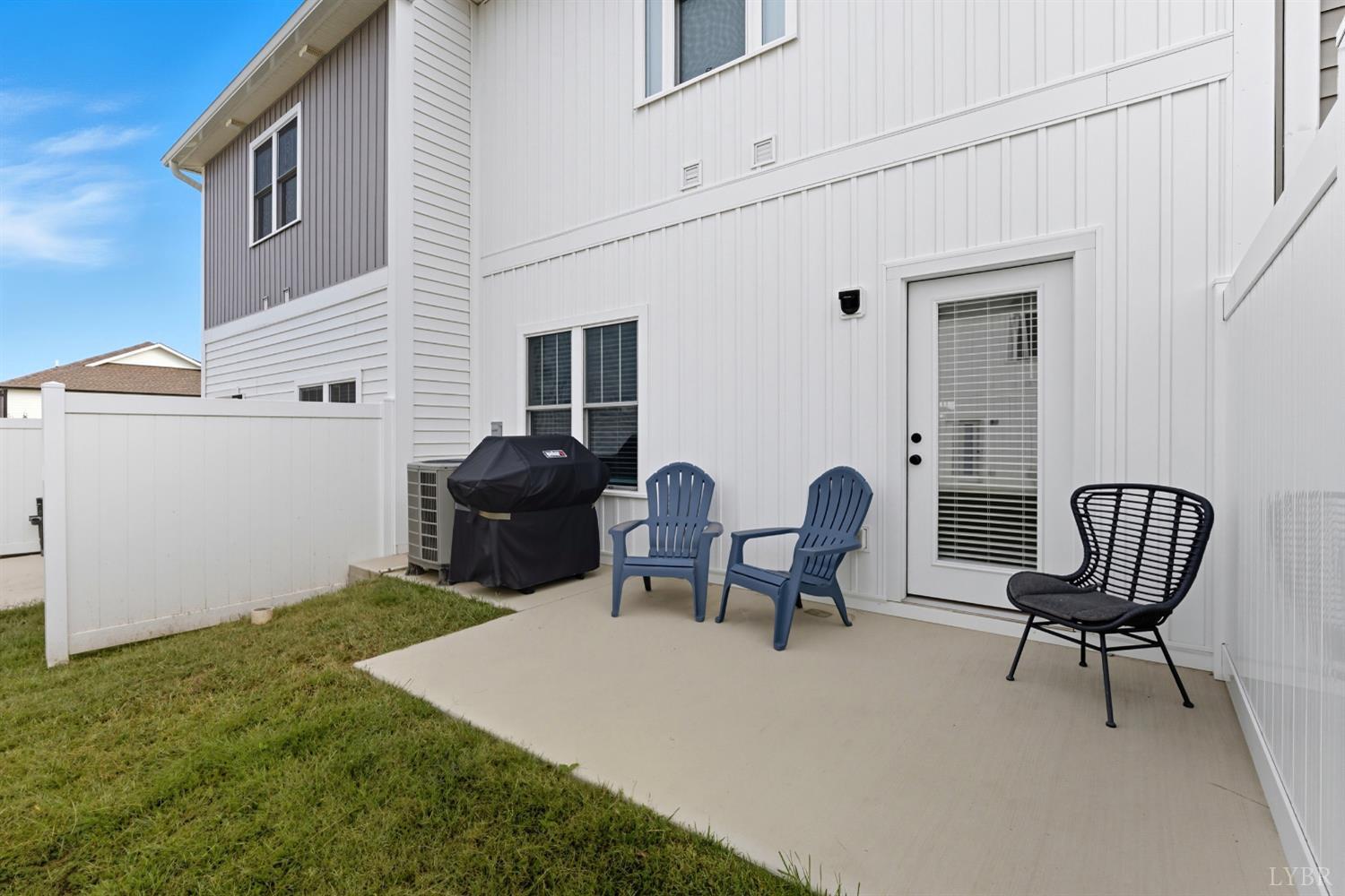 556 Leesville Road, Unit 1001 Lynchburg, VA 24502 - Photo 21 of 22 a backyard of a house with table and chairs