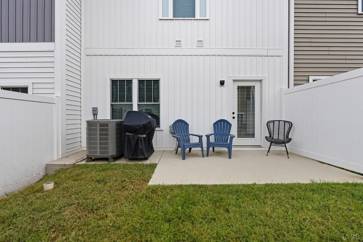 556 Leesville Road, Unit 1001 Lynchburg, VA 24502 - Photo 22 of 22 a backyard of a house with table and chairs