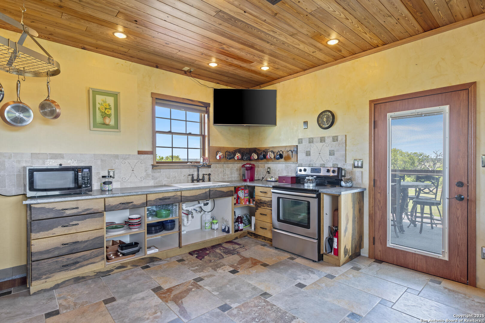 876 Horseshoe Falls Bandera, TX 78003 - Photo 14 of 37