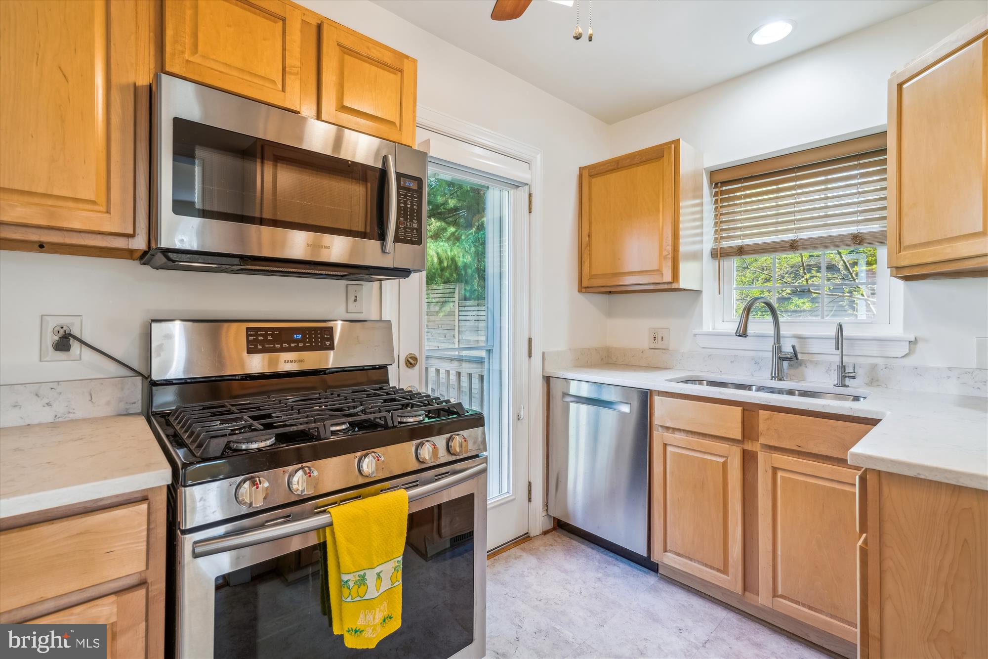 10115 Tenbrook Drive Silver Spring, MD 20901 - Photo 11 of 53 Kitchen with quartz countertops
