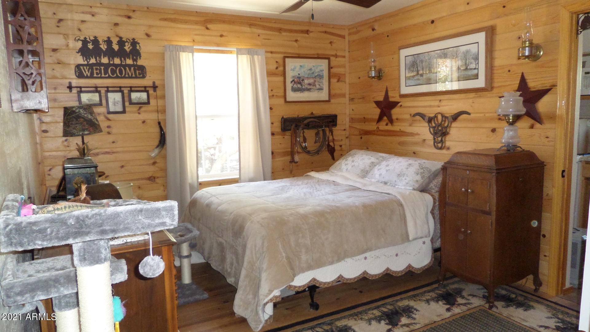 1057 Casper Lane Show Low, AZ 85901 - Photo 20 of 37 Guest bedroom