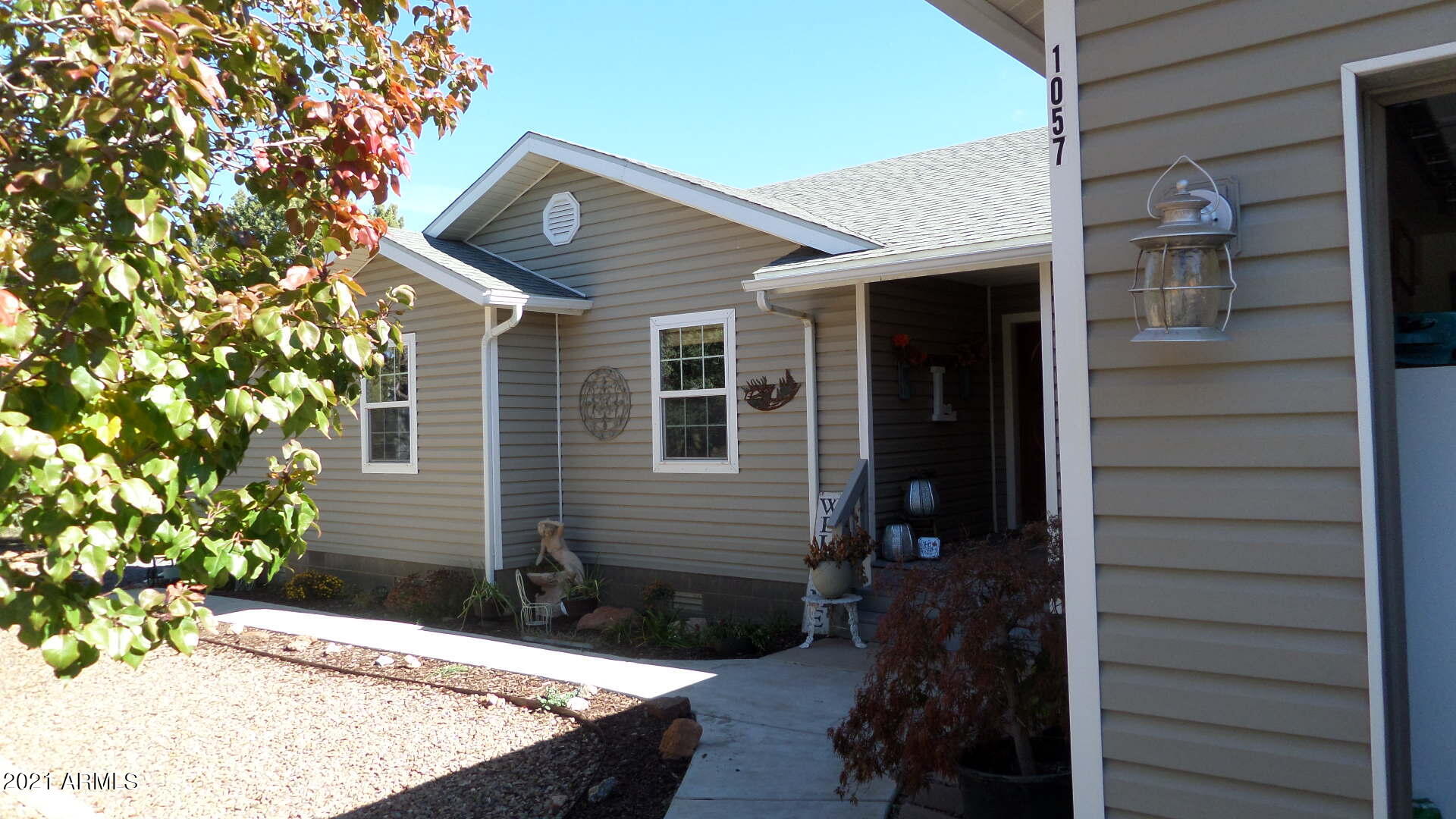 1057 Casper Lane Show Low, AZ 85901 - Photo 23 of 37 Front of the home