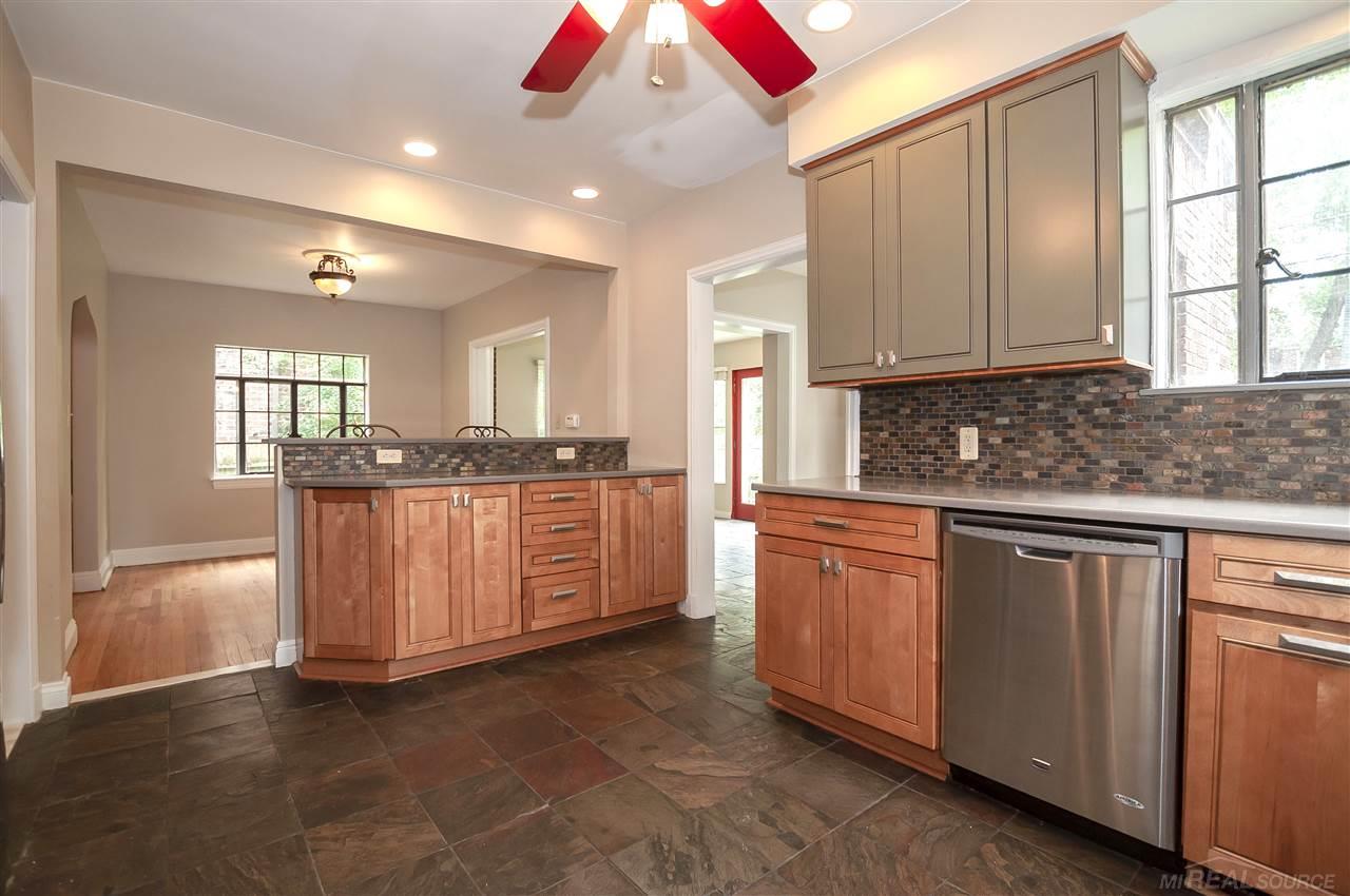 1311 Bishop Road Grosse Pointe, MI 48230 - Photo 20 of 40 31393205-19.JPG