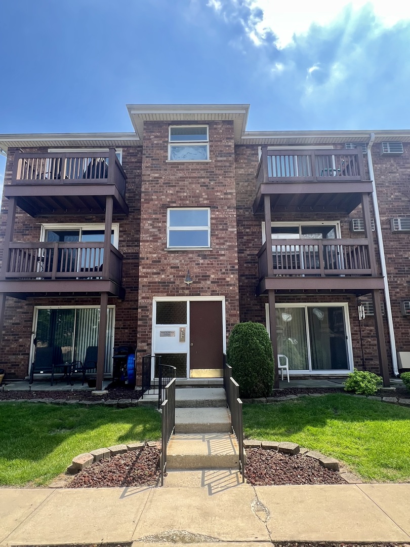 14810 Kilpatrick Avenue, Unit 5E Midlothian, IL 60445 - Photo 1 of 1 a front view of a building