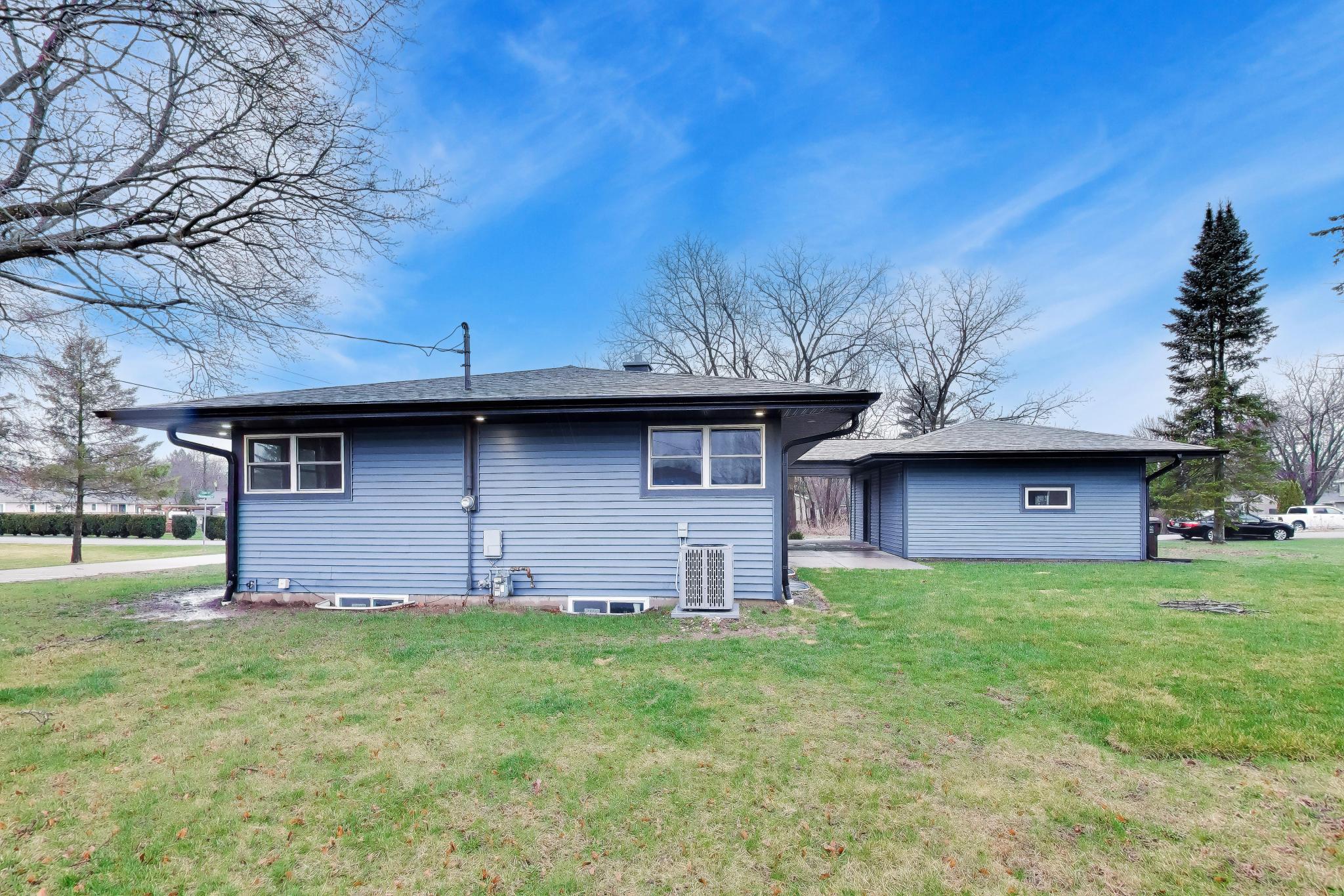 W1350 Honey Suckle Road Bloomfield, WI 53128 - Photo 4 of 30 bh_0034