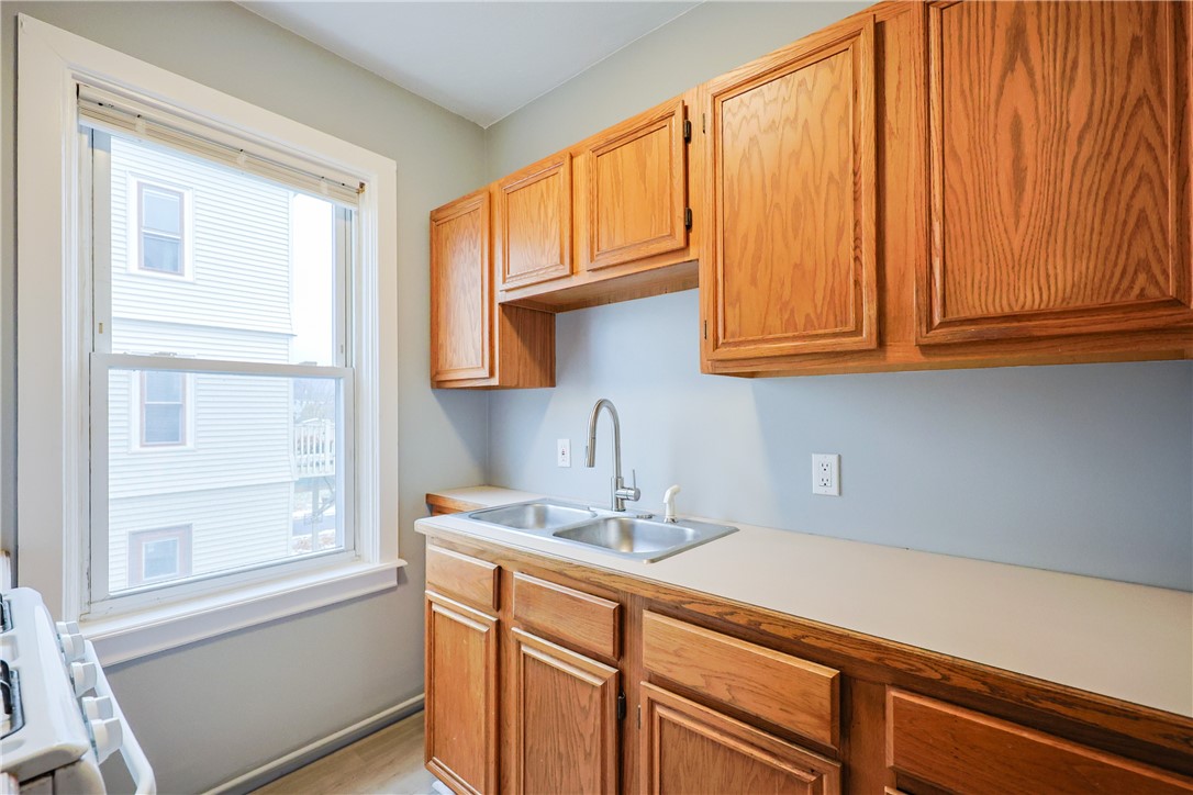 107 Hughes Avenue Pawtucket, RI 02861 - Photo 12 of 32