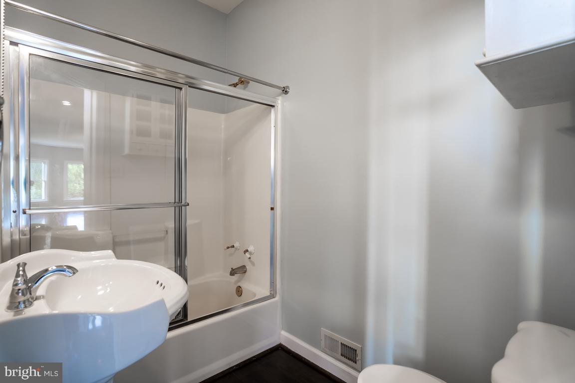 22669 Watson Road Leesburg, VA 20175 - Photo 19 of 46 Main Level Full Bath