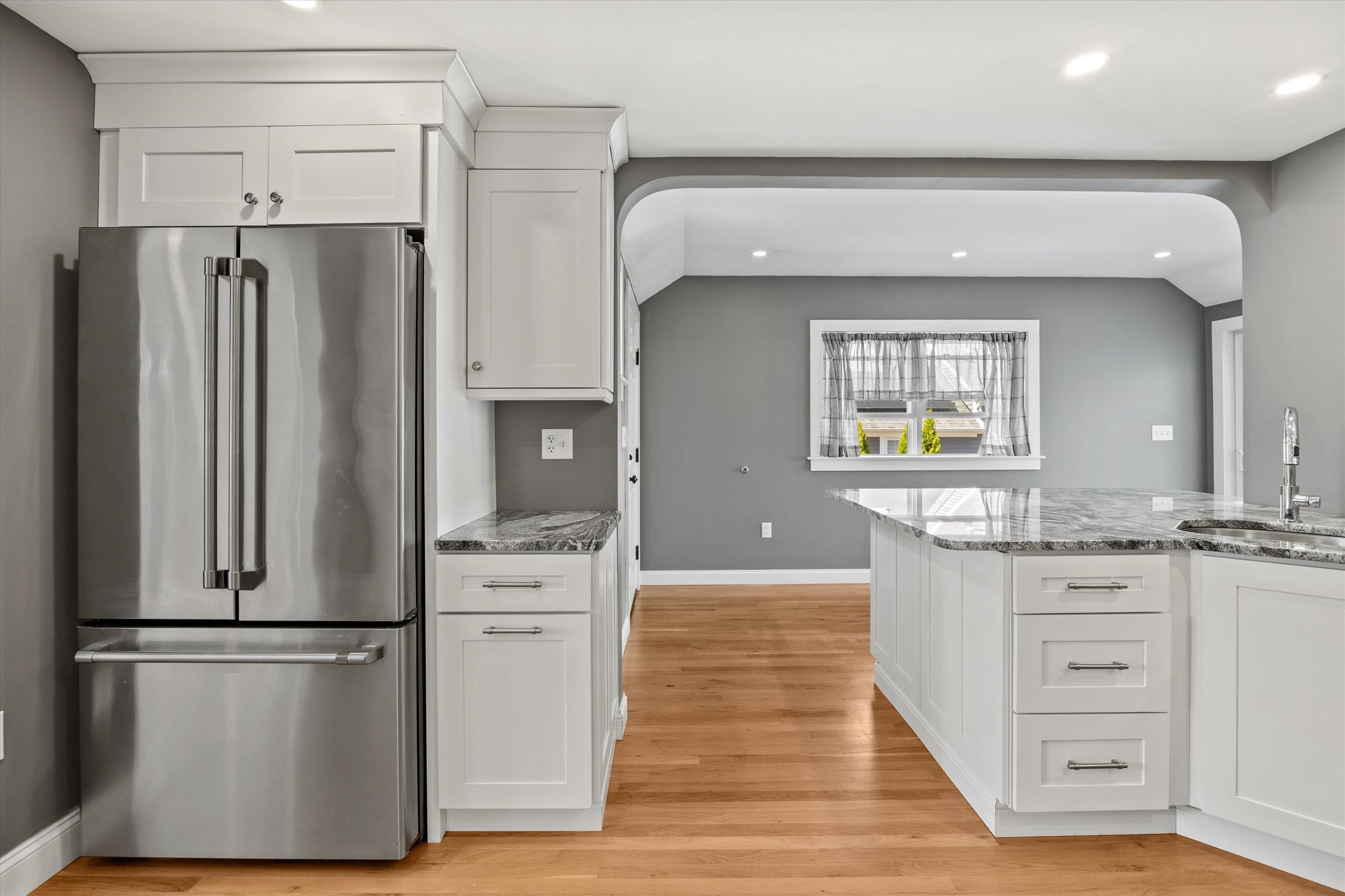 265 Ashland Street Manchester, NH 03104 - Photo 8 of 34