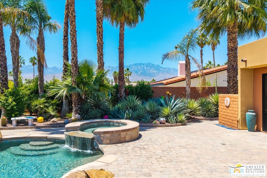 71121 Sunny Lane Rancho Mirage, CA 92270 - Photo 60 of 75 a view of a backyard with palm trees
