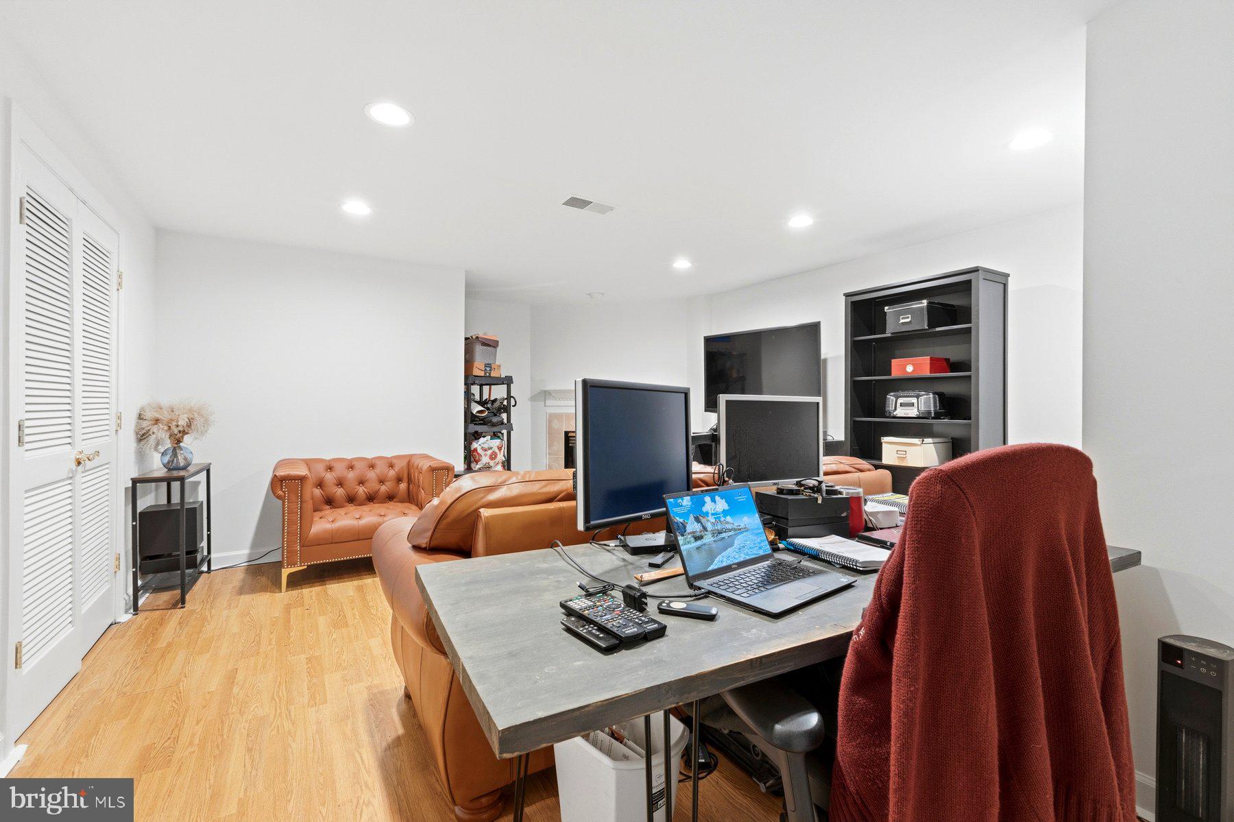 3632 Ransom Place Alexandria, VA 22306 - Photo 26 of 33 a workspace with furniture and window