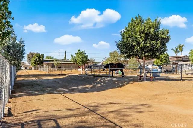 a view of a house with backyard