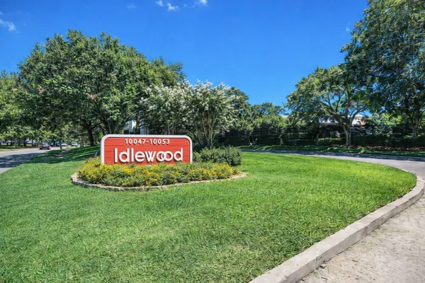 a sign that is sitting on a lush green field