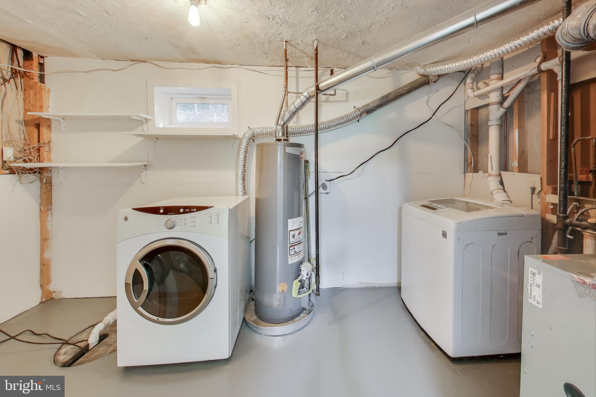 18905 Red Oak Lane Triangle, VA 22172 - Photo 28 of 38 a utility room with dryer and washer