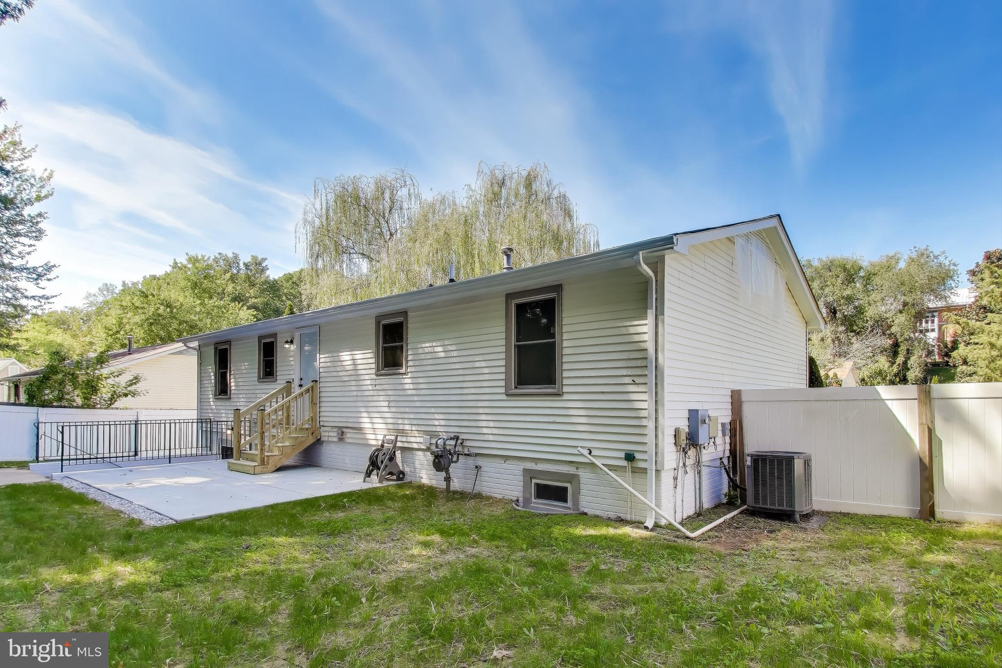 18905 Red Oak Lane Triangle, VA 22172 - Photo 31 of 38 a backyard of a house with table and chairs