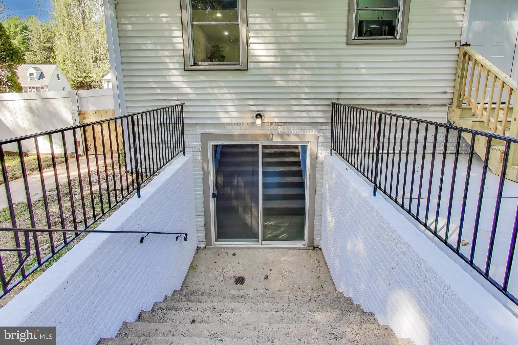 18905 Red Oak Lane Triangle, VA 22172 - Photo 32 of 38 a view of a house with wooden floor and a window