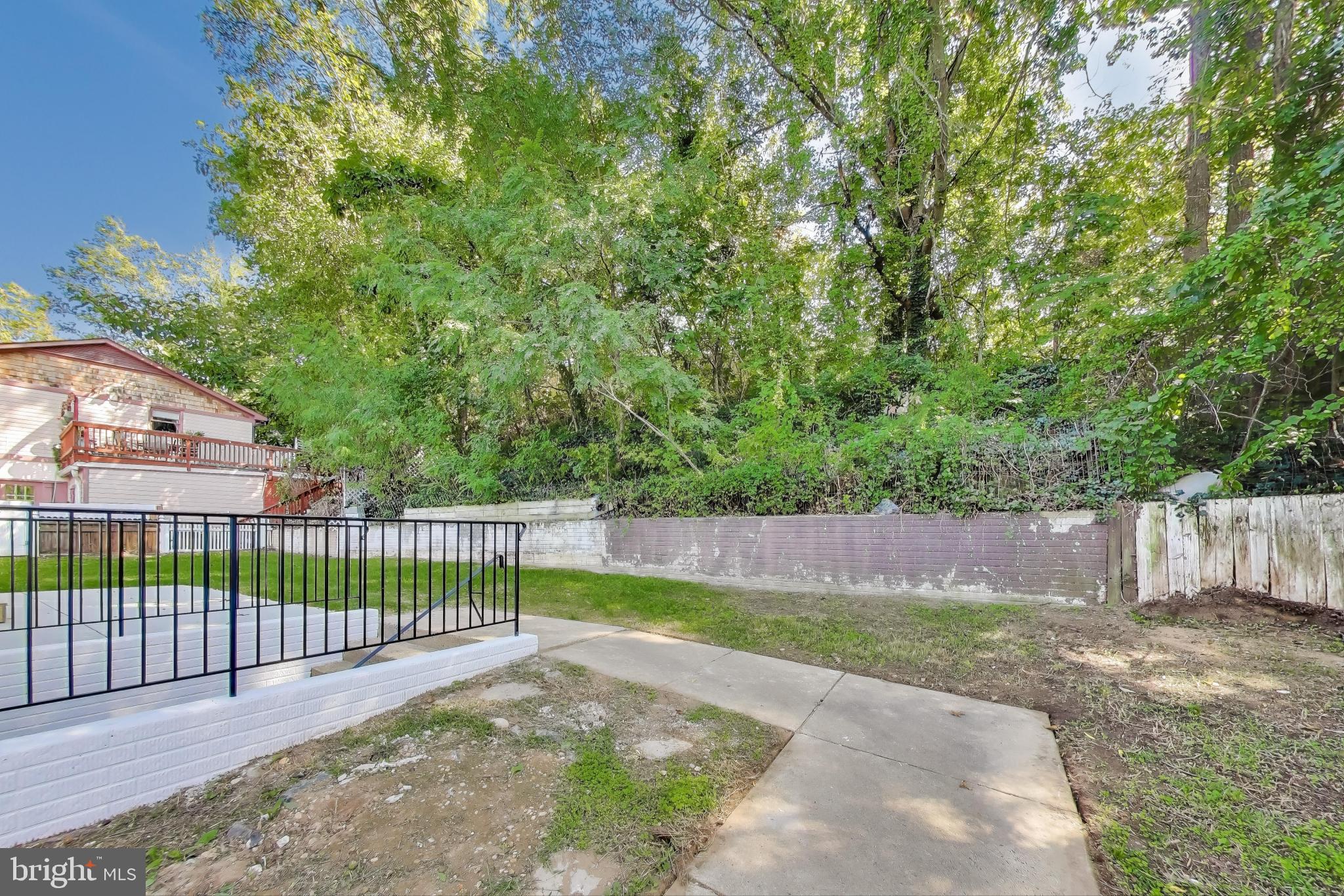 18905 Red Oak Lane Triangle, VA 22172 - Photo 36 of 38 a view of a backyard with large trees